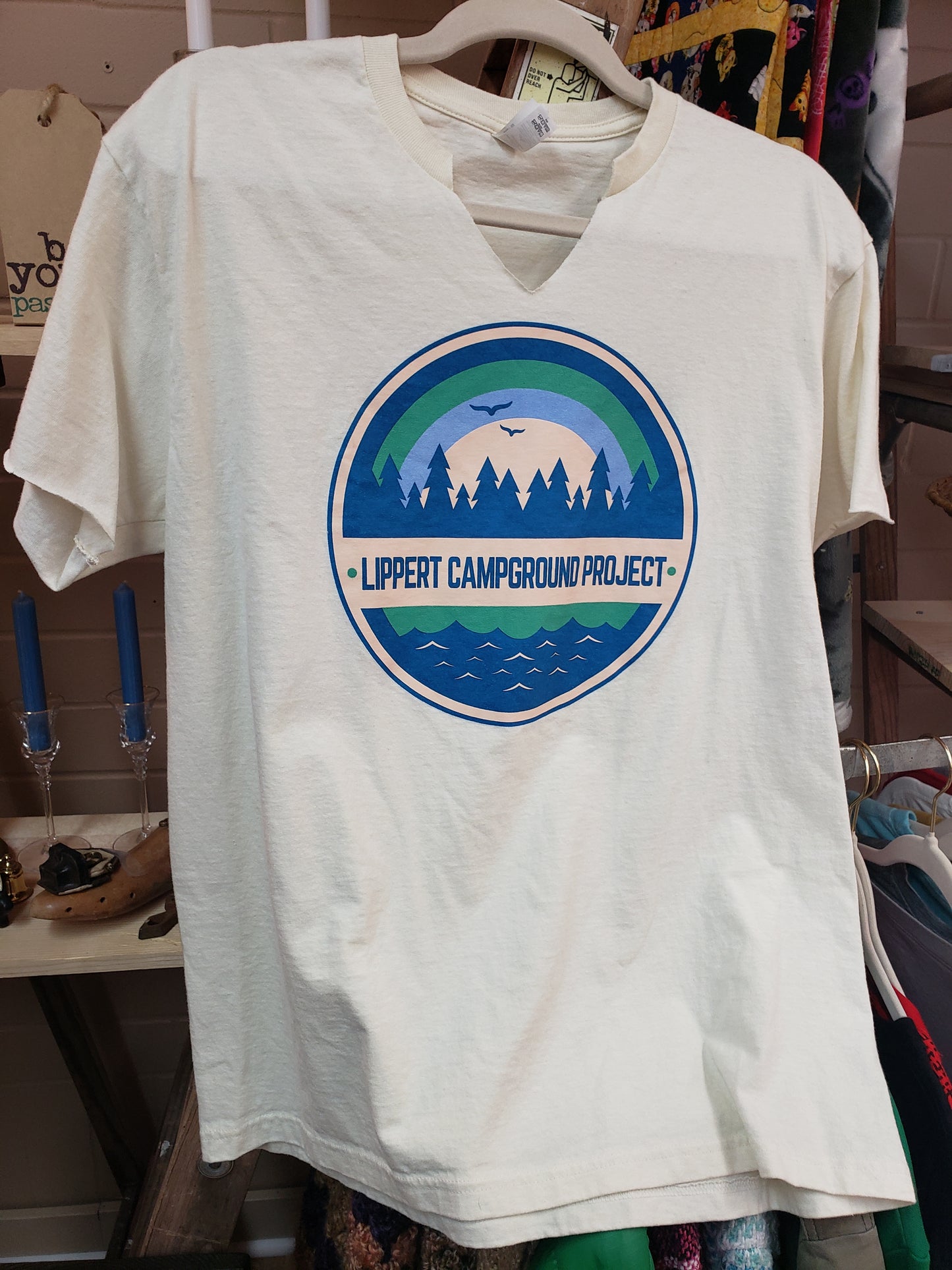 Camiseta blanca de manga corta - "Lippert Campground Project"