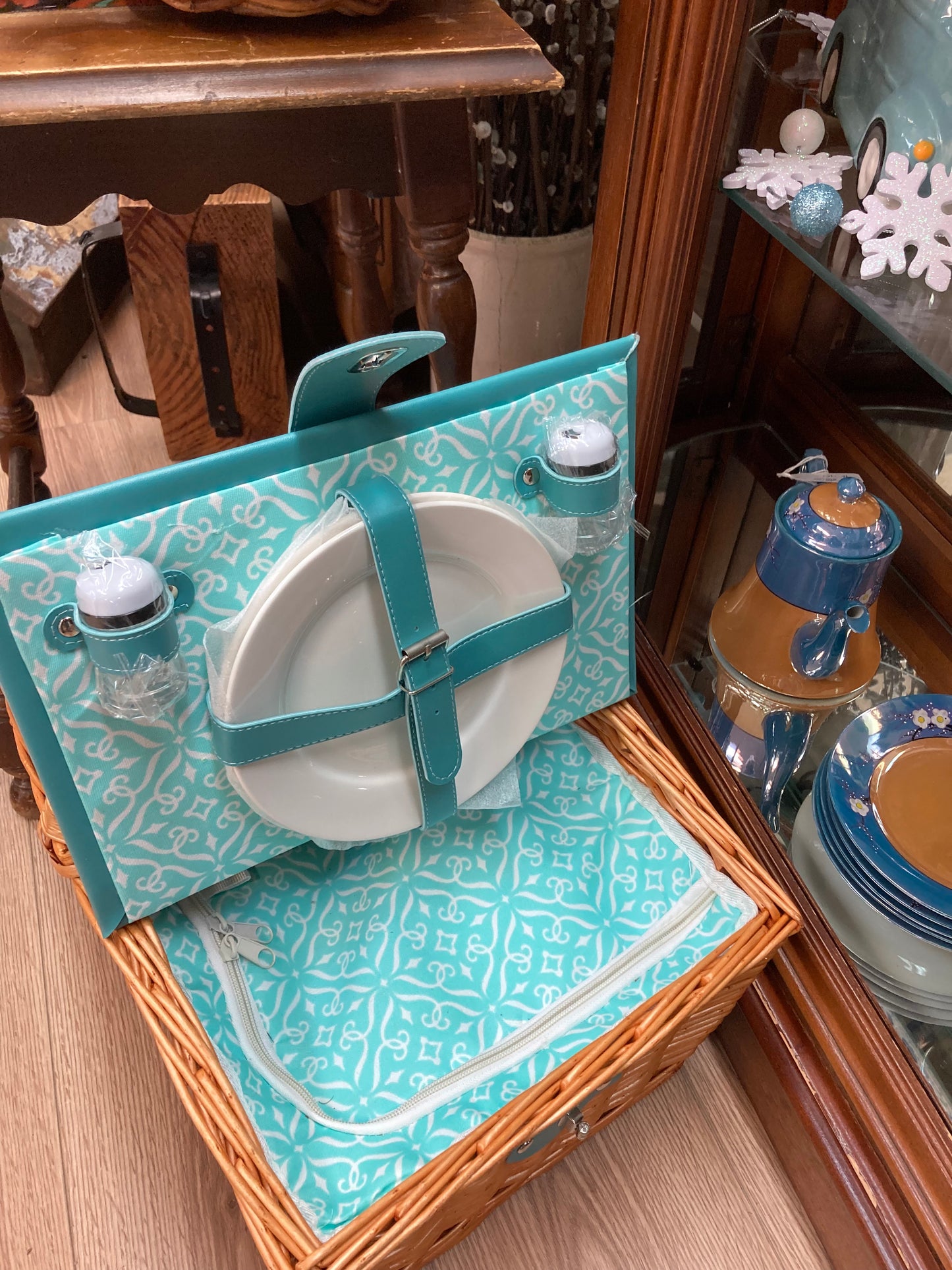 Fully stocked insulated picnic basket teal lids and accents